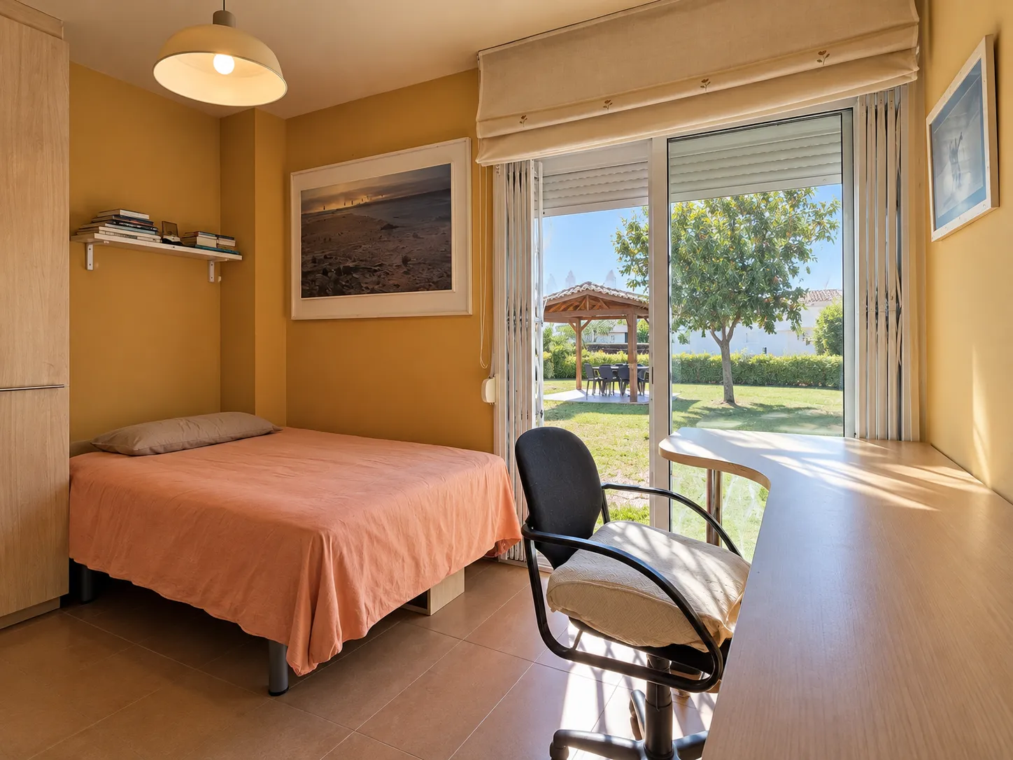 Dormitorio con salida directa al jardín de la casa