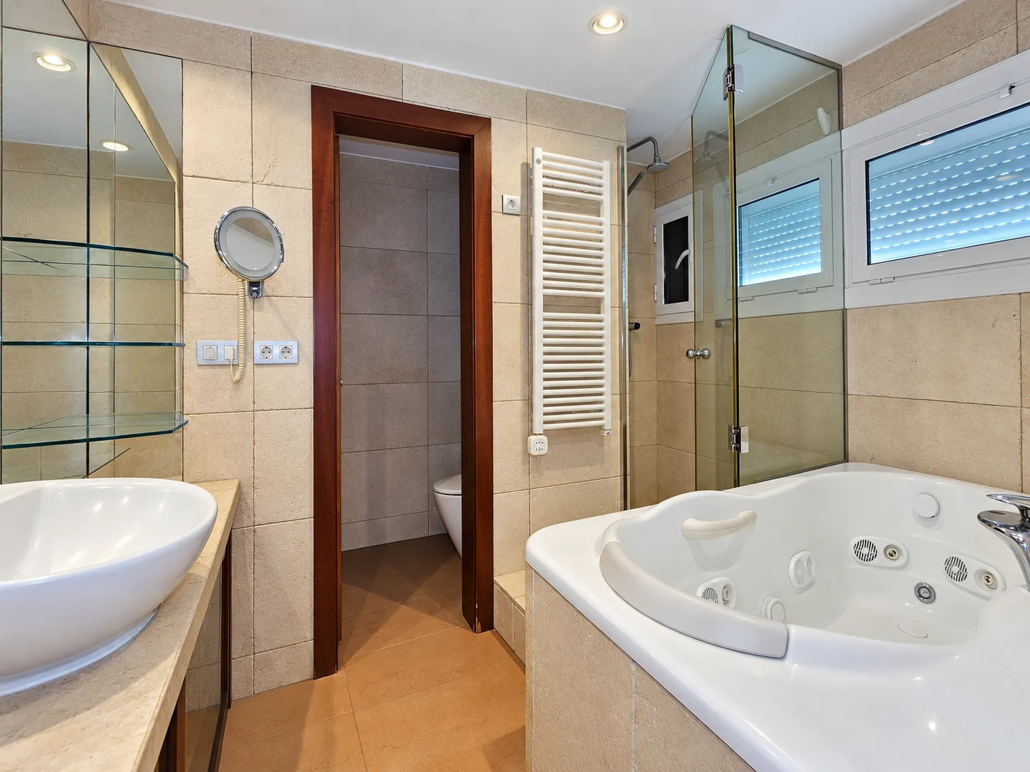 Baño con ducha y bañera en Lliçà d’Amunt