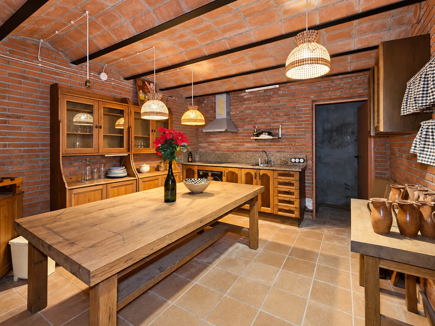 Comedor rústico con cocina y vigas de madera