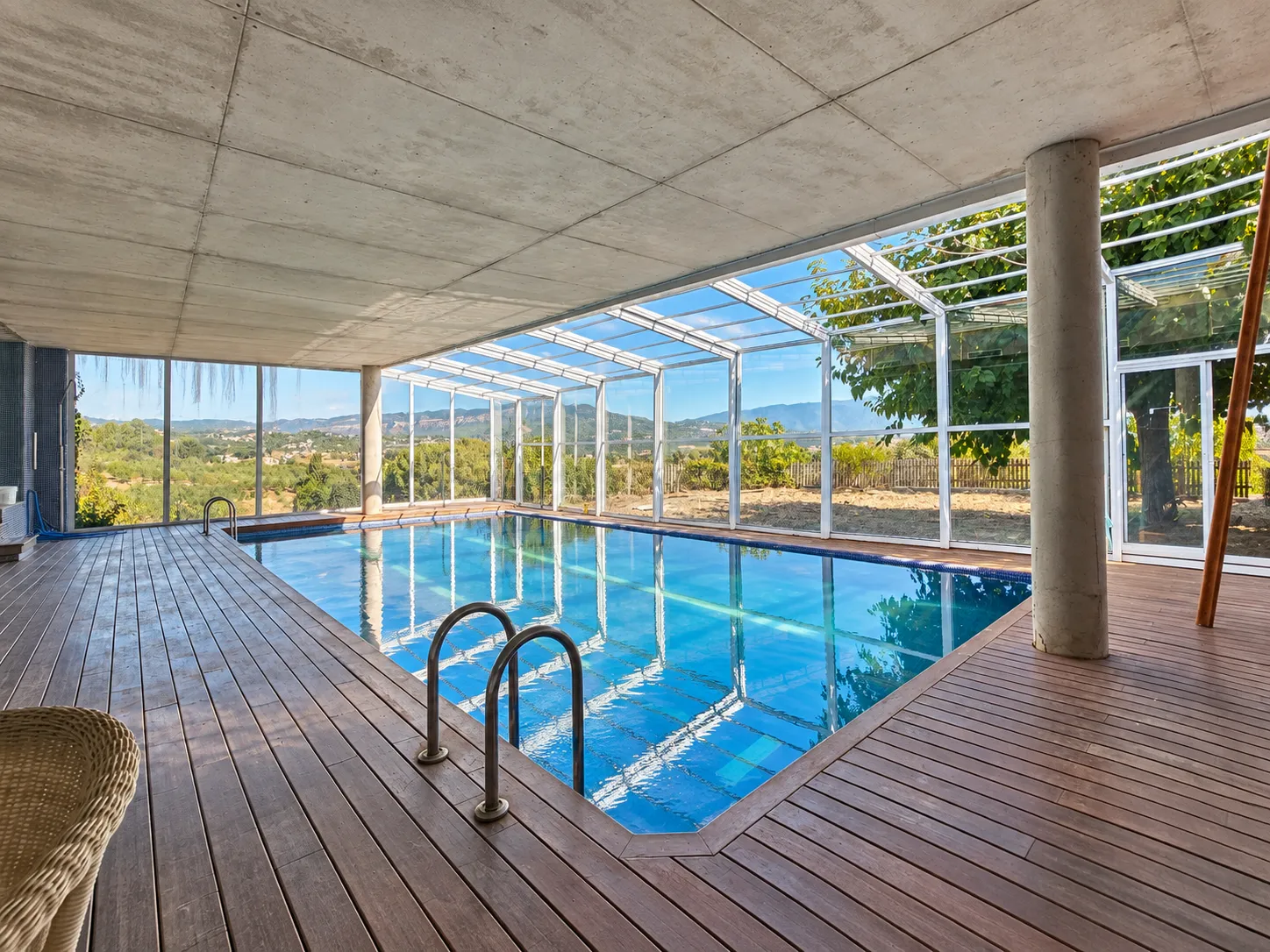 Piscina de la casa con cerramiento acristalado practicable