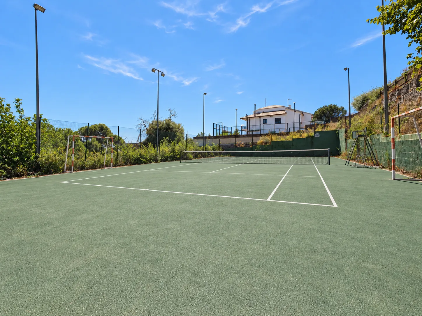 Pista de tenis de la finca en Lliçà d’Amunt