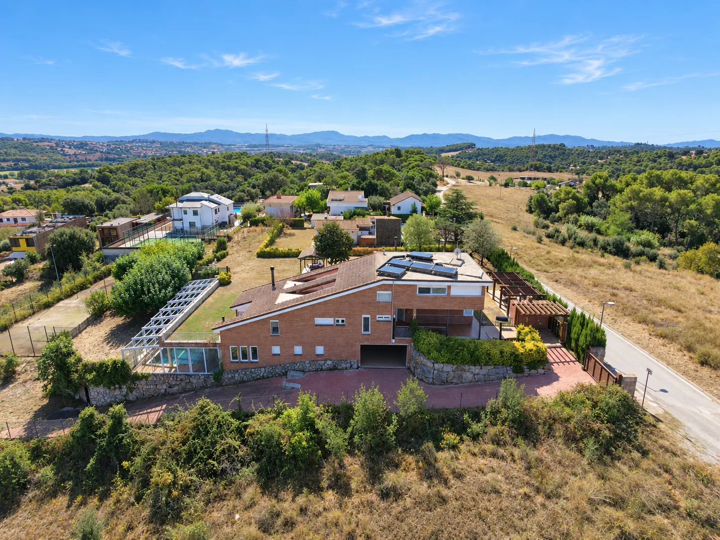 Vista aérea de la casa con jardín y piscina en Lliçà d’Amunt