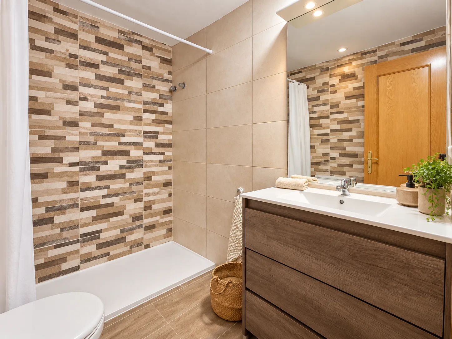 Baño renovado con ducha de la vivienda en Tordera