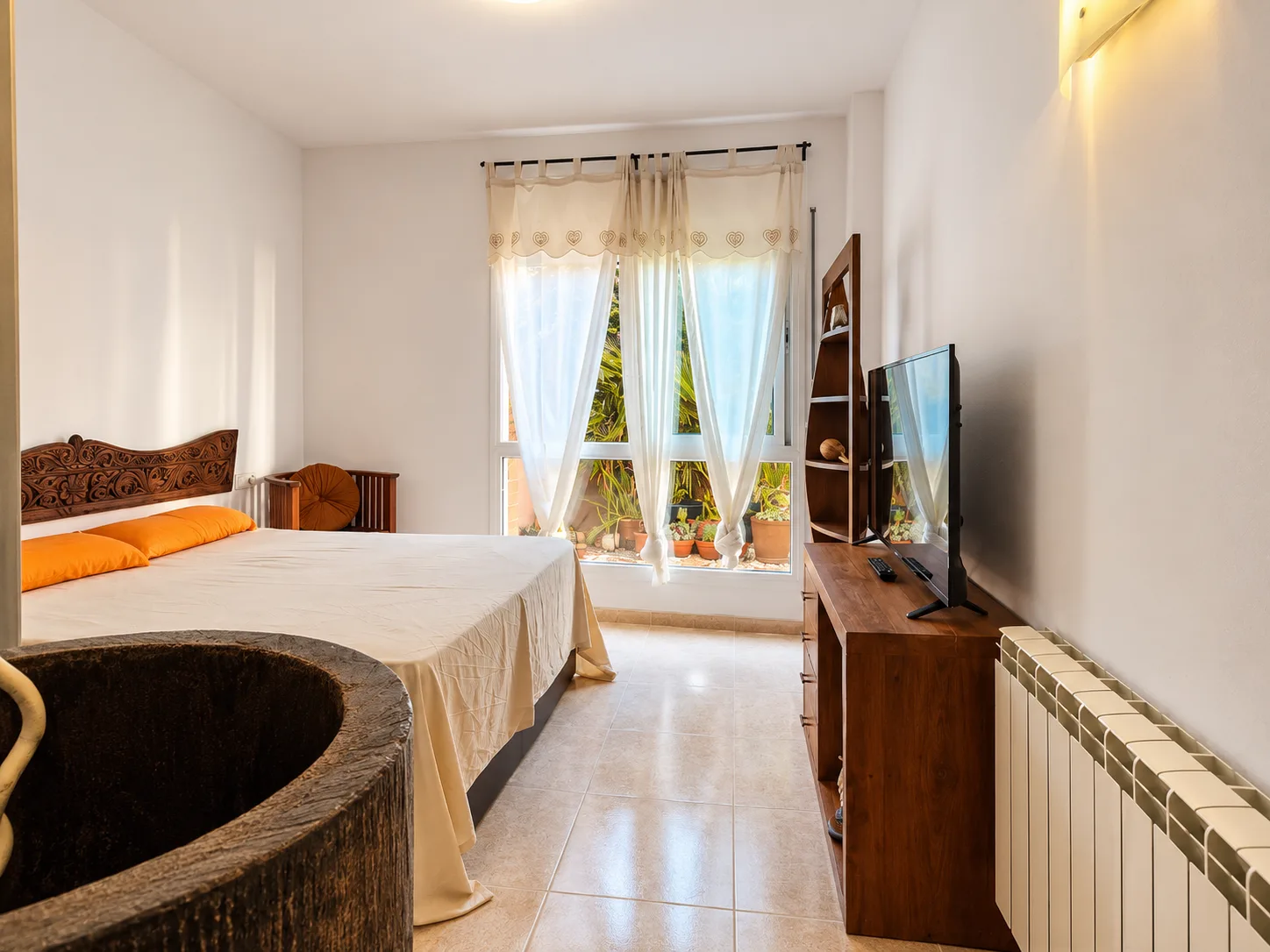 Dormitorio con ventana hacia el jardín