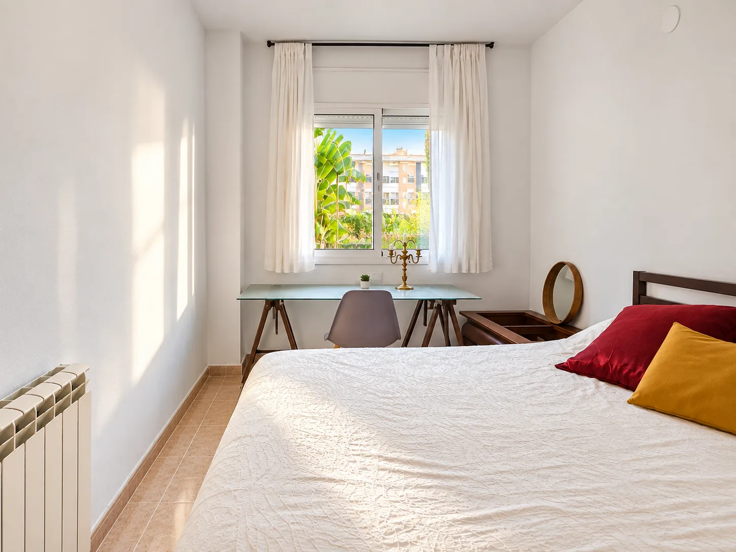 Segundo dormitorio con escritorio y ventana al jardín en Sant Pere, Tordera