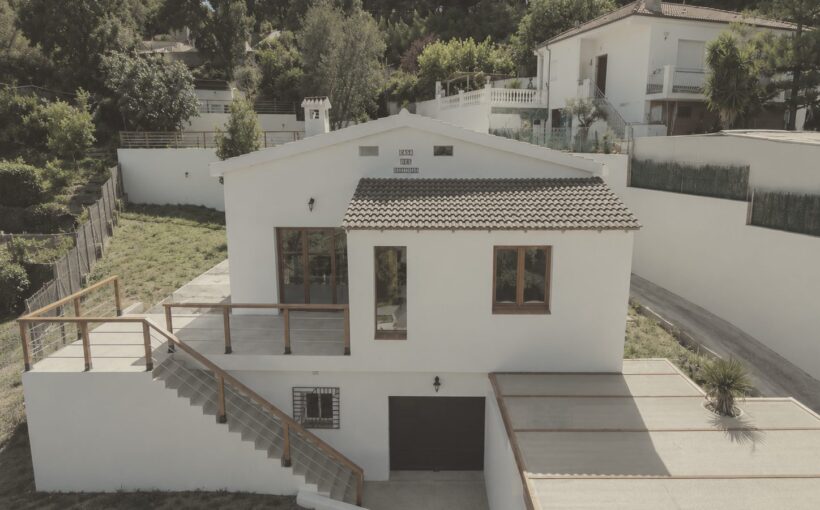 Casa unifamiliar reformada con piscina, jardín y vistas despejadas a la montaña y al Mediterráneo en la urbanización Can Domènech, Tordera.