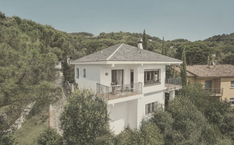 Casa unifamiliar en venta en El Serrat, L’Ametlla del Vallès, con vistas abiertas a mar y montaña, terrazas, jardín boscoso, piscina en desuso y parcela urbana anexa opcional.