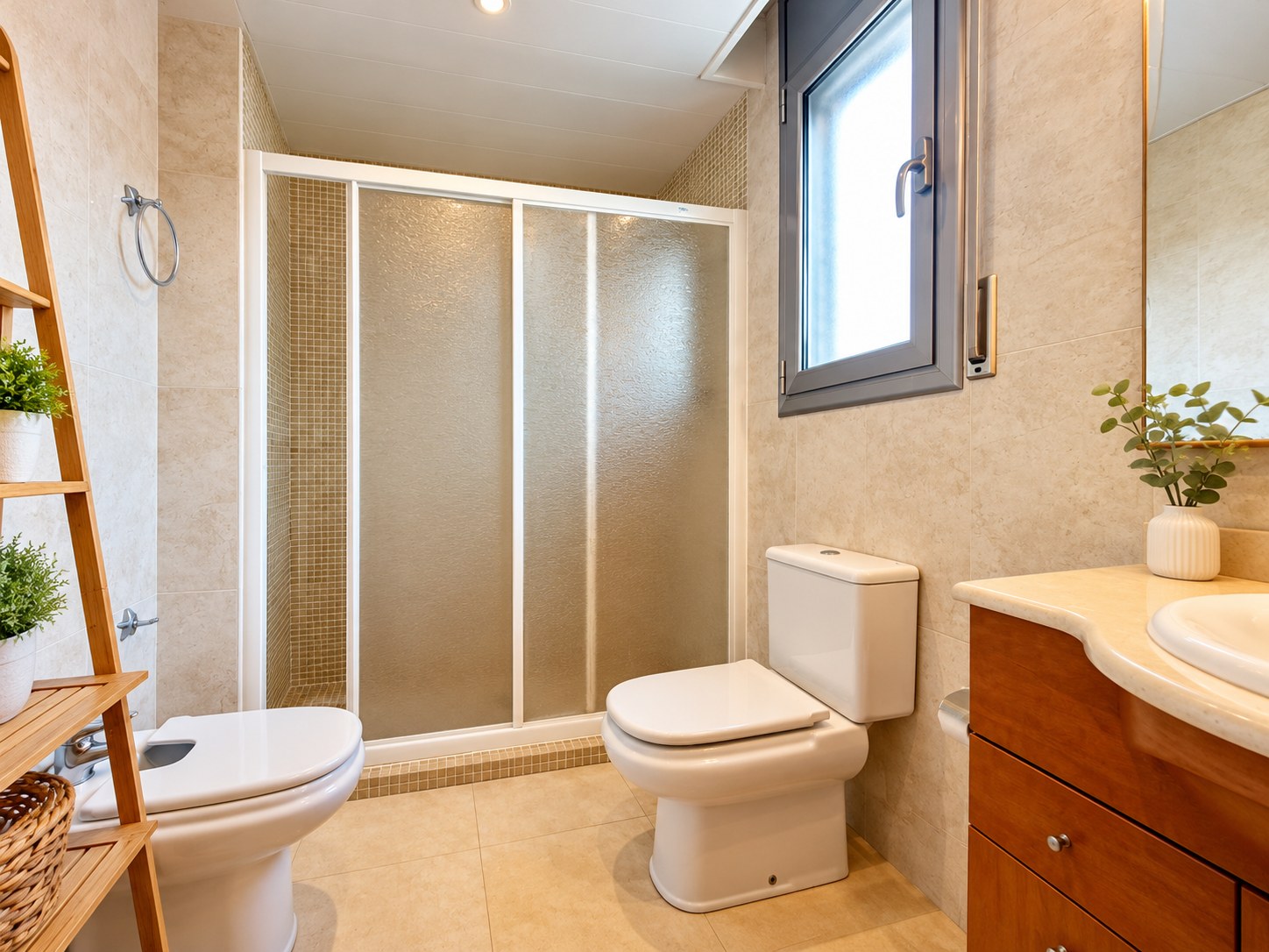 Baño en suite del dormitorio principal en Cubelles