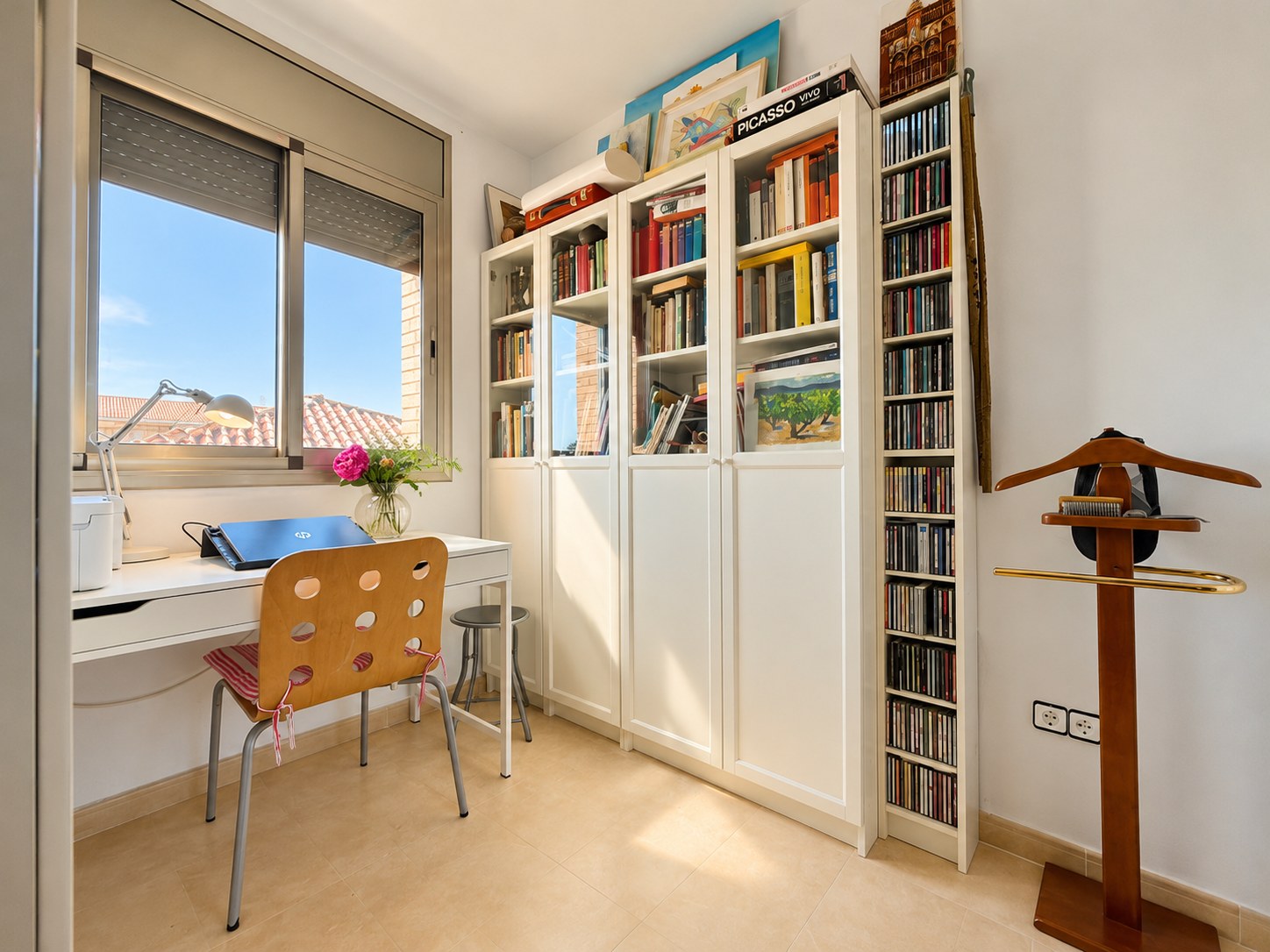 Habitación con escritorio en el piso de Marítim, Cubelles