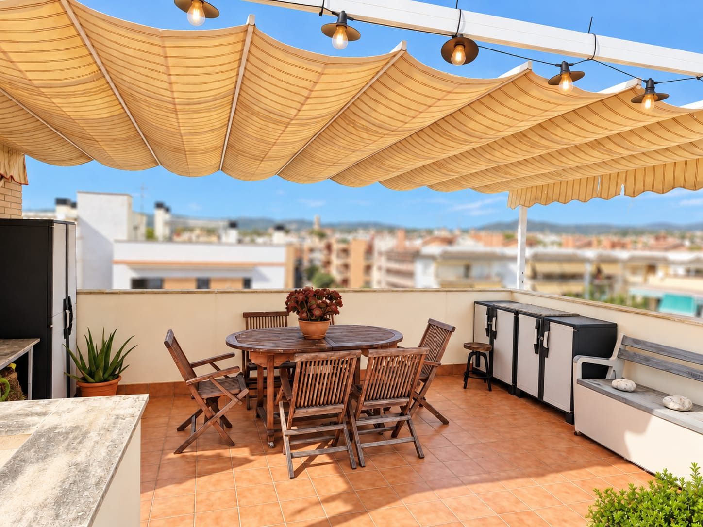 Terraza privada con toldo y comedor exterior en Cubelles