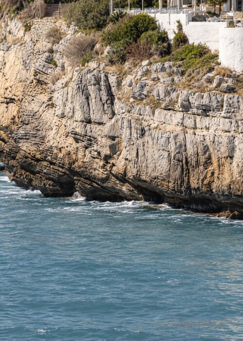 Detalle editorial de piedra costera y mar en Garraf