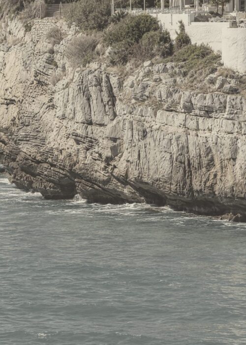 Detalle editorial de piedra costera y mar en Garraf